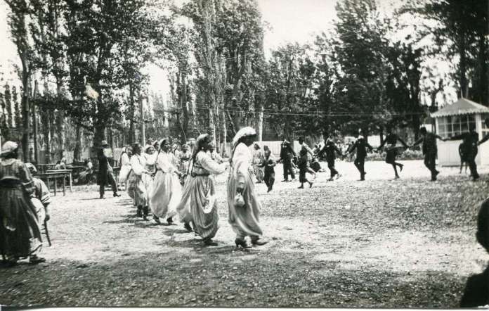Ромски танц пред кафеаната „Кермес“