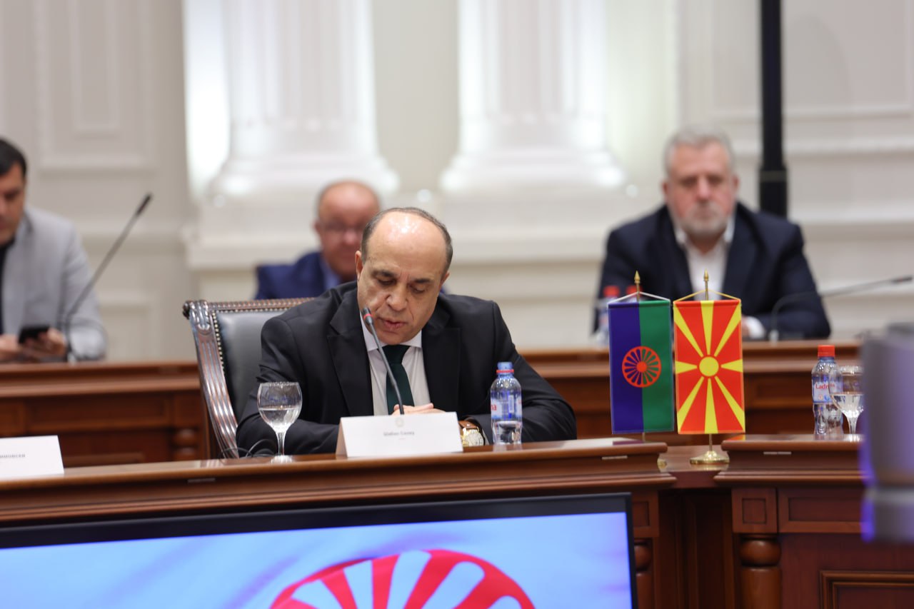 O Prezidento taro IRU Zoran Dimov ko dive tari romani čhib anglal o Govermento tari Republika Utarali Makedonia inciringja o angažmano te putarel pe džanglimasko Instituti baši romani čhib, kultura thaj historija